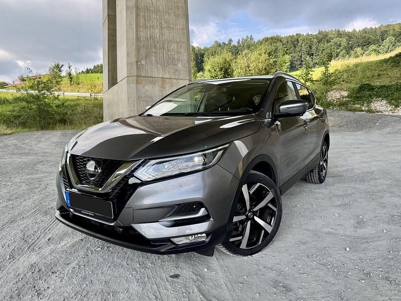Grau Gebraucht 2019 Nissan Qashqai Tekna SUV | 18.900 € (Fairer Preis) - Bild 1/4