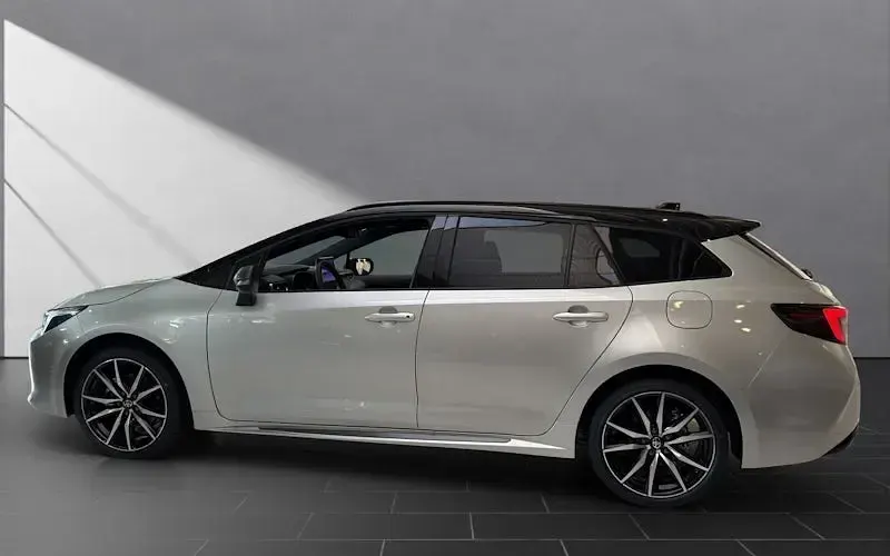 Neu Toyota Corolla Sport 178 PS (130 kW) 2026 Silber Limousine