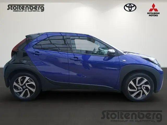 Neu Toyota Aygo X 72 PS (52 kW) 2025 Juniper blue / night sky black (blau) SUV
