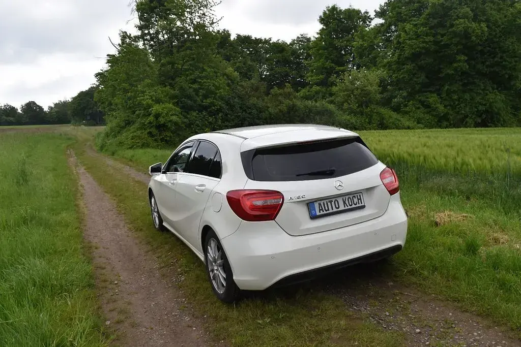 Gebraucht Mercedes A180 122 PS (89 kW) 2015 Weiß Limousine