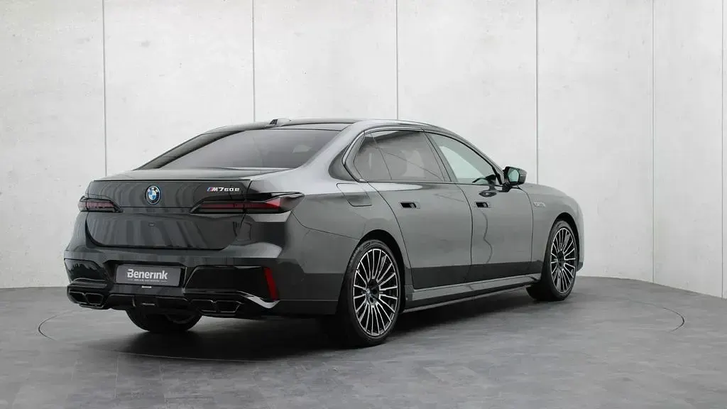 Gebraucht BMW M760e Sport Line 571 PS (419 kW) 2025 Grau Limousine