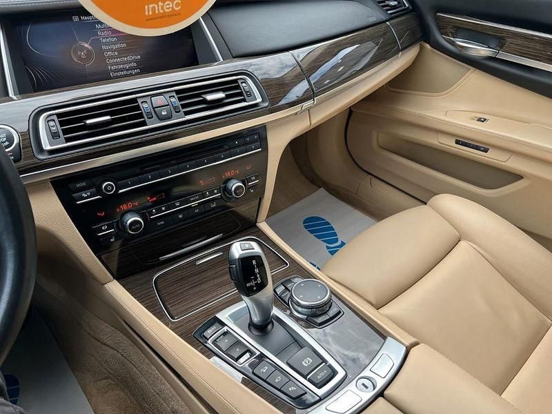Gebraucht BMW 750L 381 PS (280 kW) 2015 Black sapphire metallic Limousine