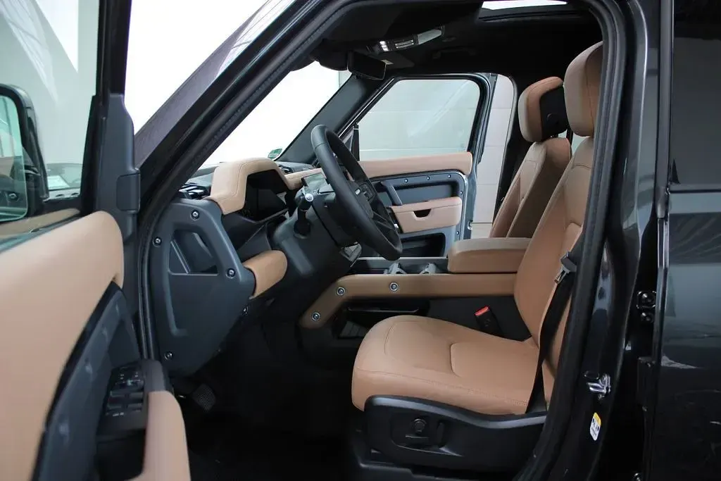 Neu Land Rover Defender Carpathian Edition 349 PS (256 kW) 2026 Grau SUV