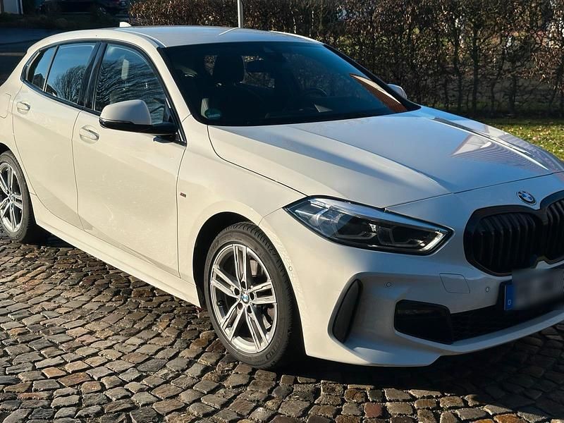 Weiß Gebraucht 2022 BMW 118 M Sport Kleinwagen | 24.400 € - Bild 1/4