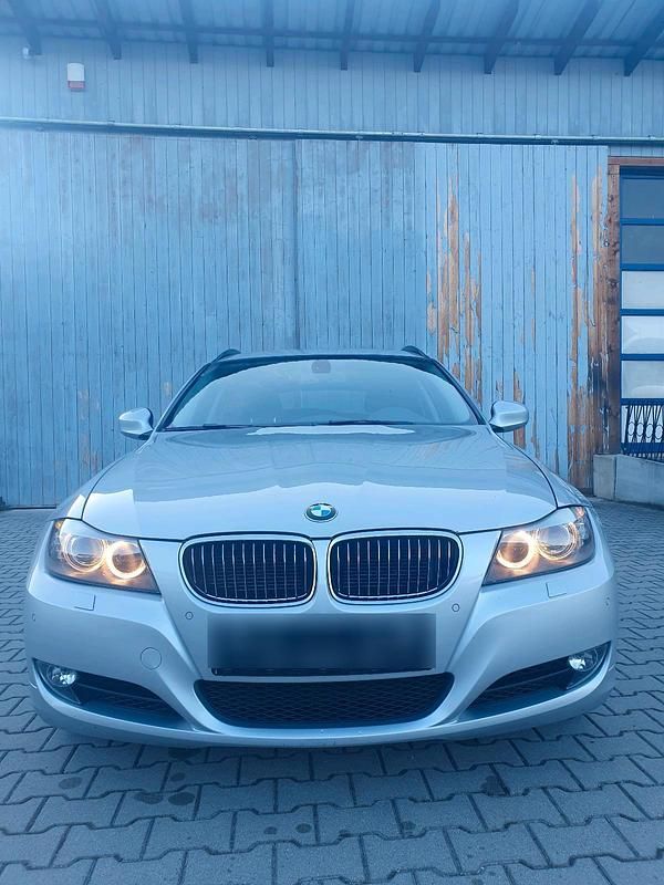Silber Gebraucht 2011 BMW 330 Kombi | 10.750 € (Guter Preis) - Bild 1/4