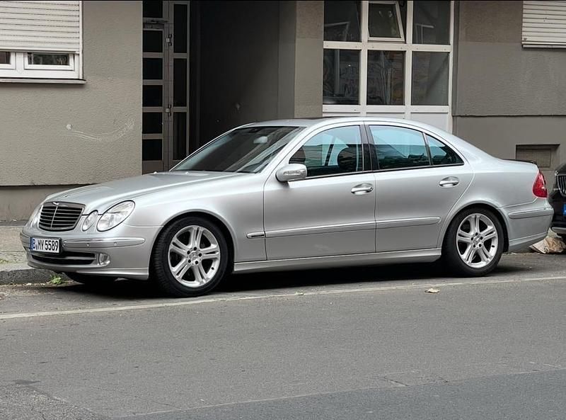 Silber Gebraucht 2002 Mercedes E320 Avantgarde Limousine | 5.500 € (Teuer) - Bild 1/4