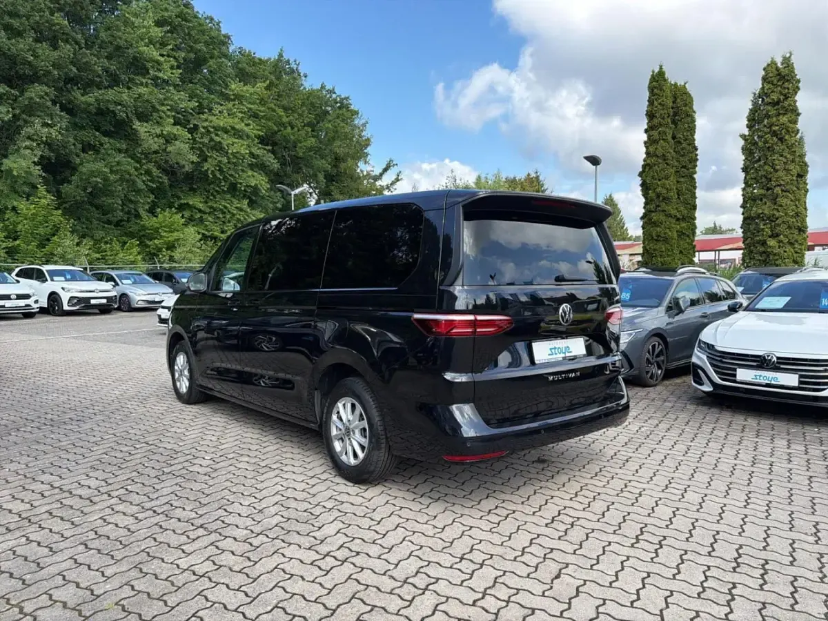 Gebraucht VW Multivan Life 150 PS (110 kW) 2023 Deep black perleffekt Van / Kleinbus