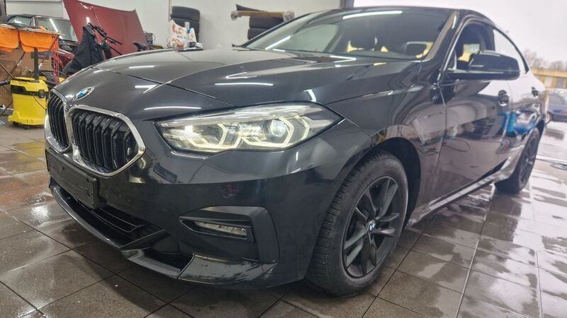 Black sapphire metallic Gebraucht 2023 BMW 218 Sport Line Coupé | 24.599 € (Superpreis) - Bild 1/4
