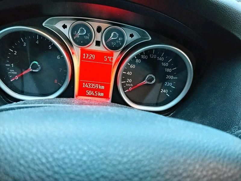 Second-hand Ford Focus 101 CP (74 kW) 2011 Albastru Hatchback
