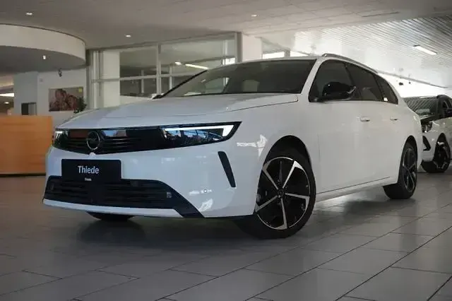 Gebraucht Opel Astra Elegance 131 PS (96 kW) 2024 Jade weiß Kleinwagen