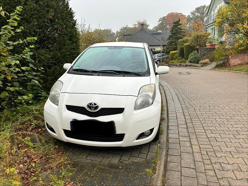 Weiß Gebraucht 2011 Toyota Yaris Edition Kleinwagen | 2.900 € (Guter Preis) - Bild 1/4