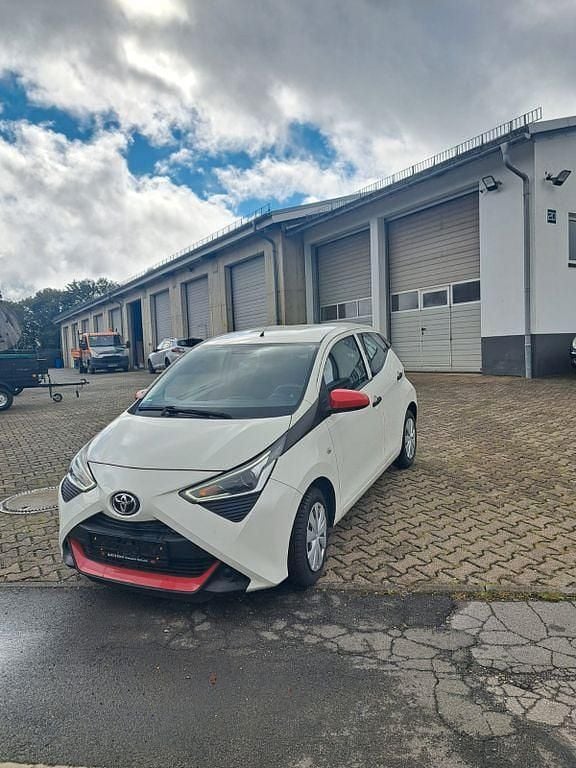 Weiß Gebraucht 2019 Toyota Aygo Team Kleinwagen | 9.850 € (Fairer Preis) - Bild 1/4