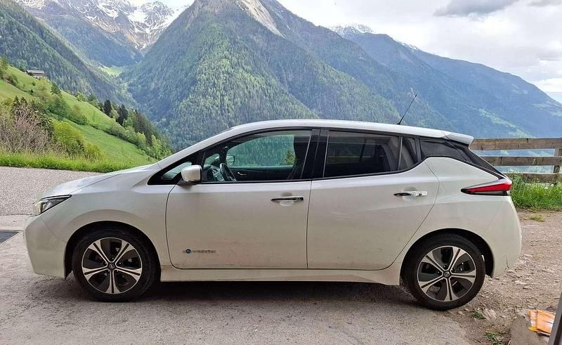 Weiß Gebraucht 2018 Nissan Leaf N-Connecta Kleinwagen | 8.300 € - Bild 1/1