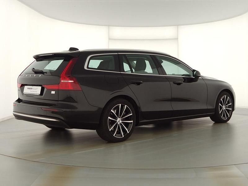 Gebraucht Volvo V60 Core 398 PS (292 kW) 2023 Black solid / solid Kombi
