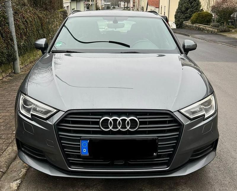 Gebraucht Audi A3 Ambiente 150 PS (110 kW) 2019 Grau Limousine