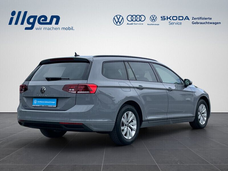 Gebraucht VW Passat Basis 122 PS (89 kW) 2023 Grau / mondstein grau Kombi