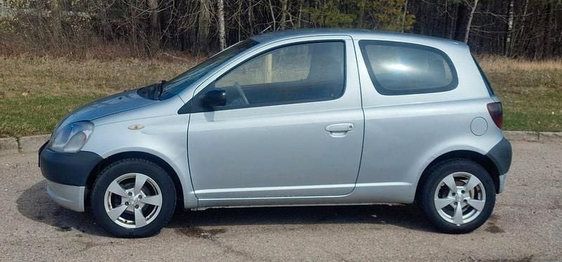 Gebraucht Toyota Yaris 75 PS (55 kW) 2003 Silber Limousine