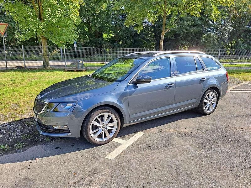 Grau Gebraucht 2024 Skoda Octavia Ambition Kombi | 19.900 € (Superpreis) - Bild 1/4