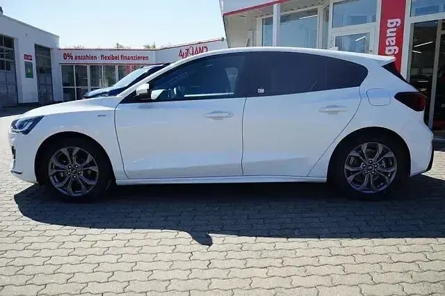 Gebraucht Ford Focus ST-Line 125 PS (91 kW) 2023 Weiß Limousine