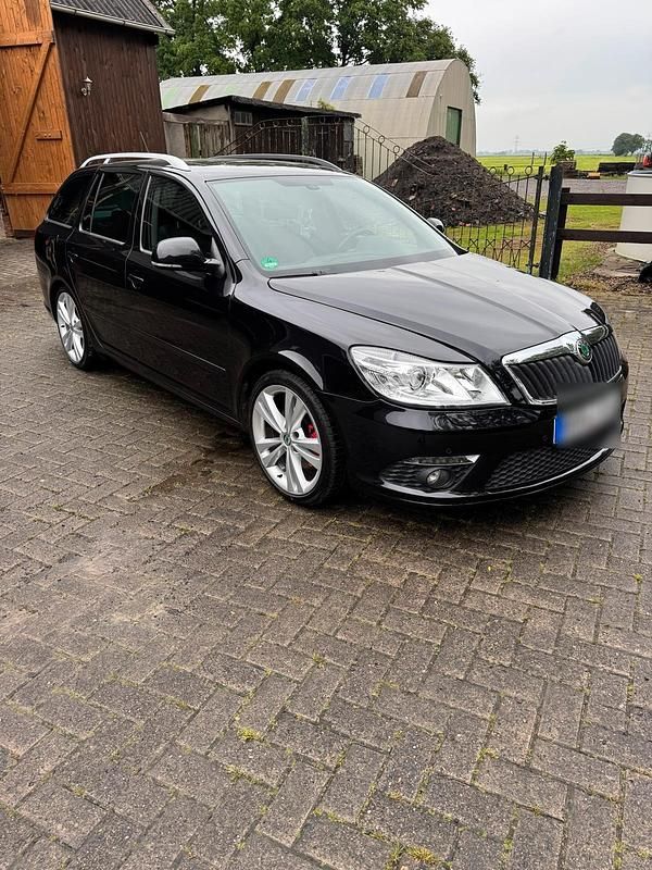 Schwarz Gebraucht 2010 Skoda Octavia RS Kombi | 8.000 € (Guter Preis) - Bild 1/4