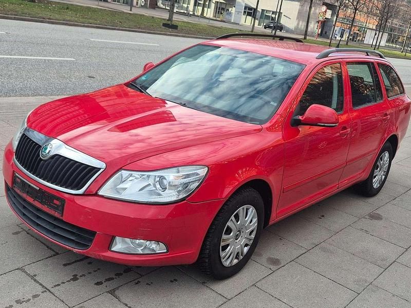 Gebraucht Skoda Octavia Ambition 105 PS (77 kW) 2012 Corridarot Kombi