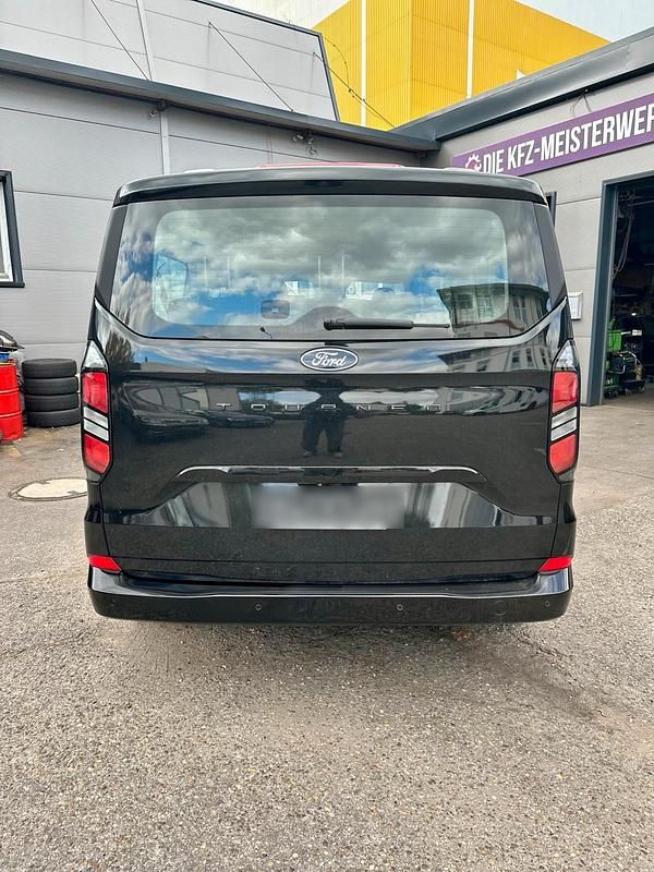 Gebraucht Ford Tourneo Titanium 170 PS (125 kW) 2025 Schwarz Van / Kleinbus