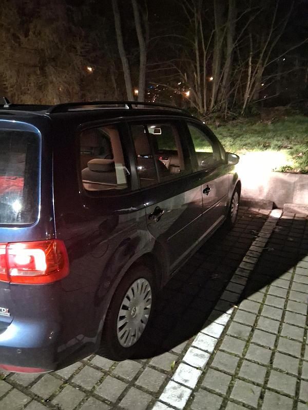 Gebraucht VW Touran 2010 Blau Van / Kleinbus