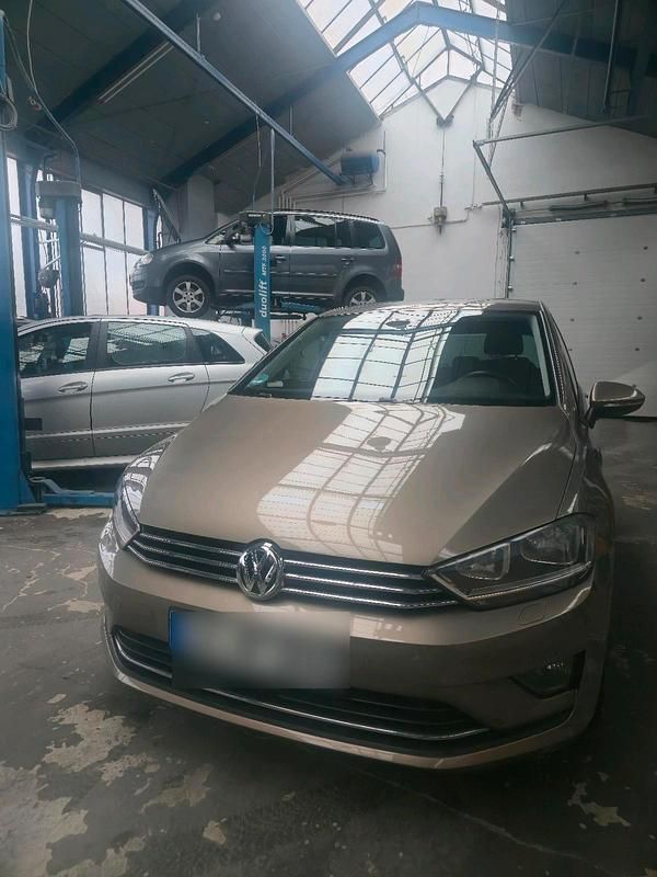 Gold Gebraucht 2015 VW Golf Sportsvan Van / Kleinbus | 16.000 € (Etwas zu teuer) - Bild 1/4