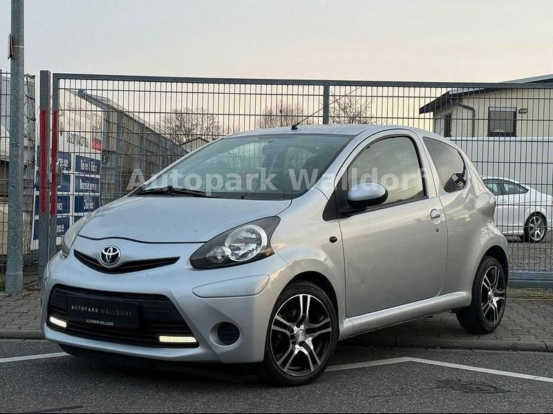 Silber Gebraucht 2013 Toyota Aygo Cool Kleinwagen | 3.150 € (Fairer Preis) - Bild 1/4