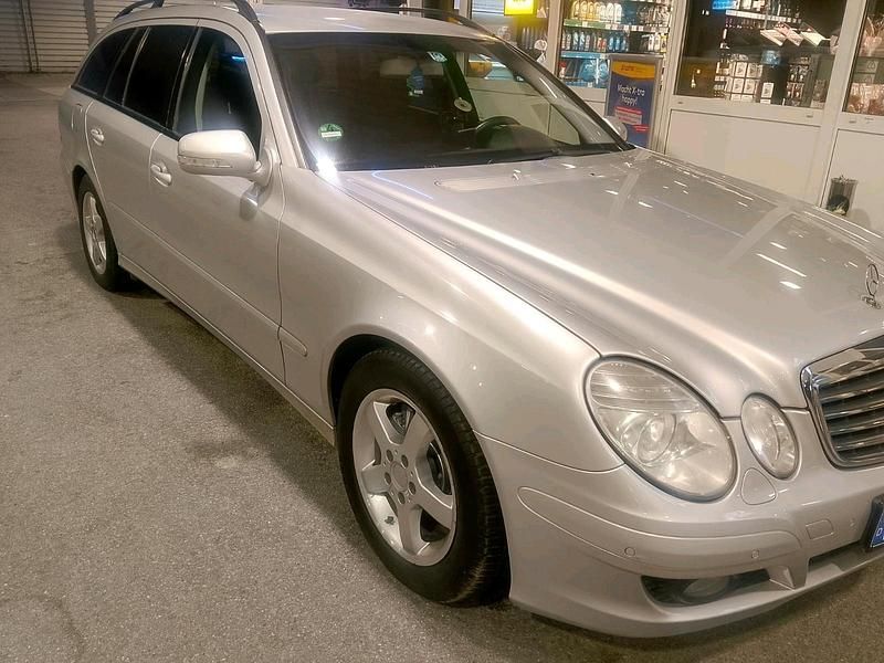 Gebraucht Mercedes E220 163 PS (119 kW) 2007 Schwarz Kombi