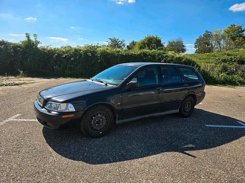 Schwarz Gebraucht 2003 Volvo V40 Kombi | 700 € - Bild 1/4