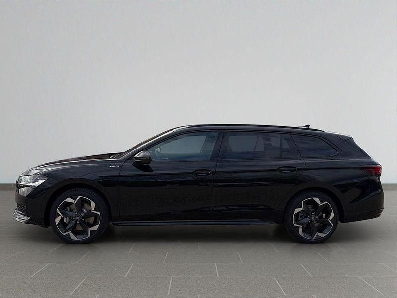Neu Skoda Superb SportLine 193 PS (141 kW) 2025 Schwarz Kombi