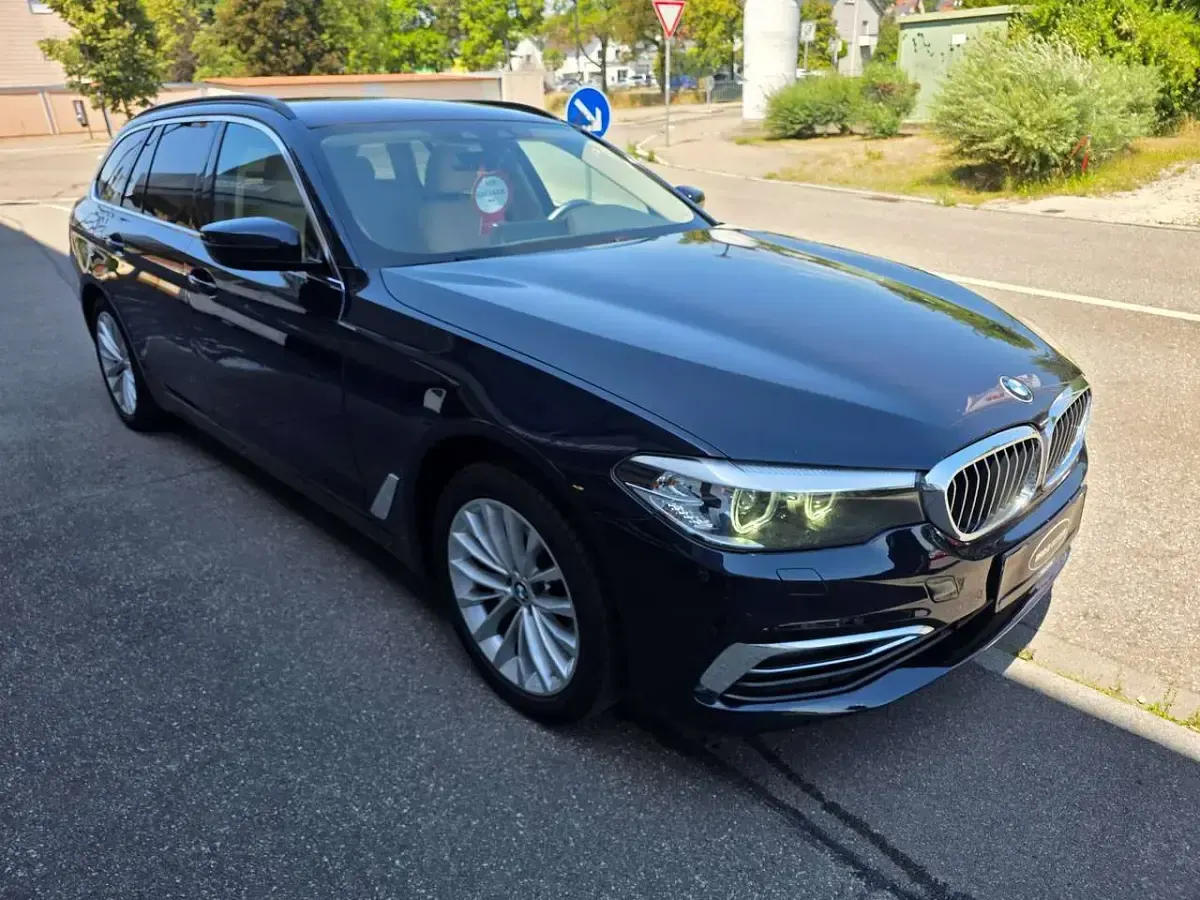 Gebraucht BMW 520 Luxury Line 190 PS (139 kW) 2018 Imperialblau brillantef. met. Kombi
