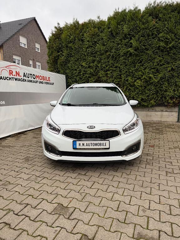Weiß Gebraucht 2016 Kia Ceed Sportswagon Edition 7 Kombi | 5.700 € (Etwas zu teuer) - Bild 1/4