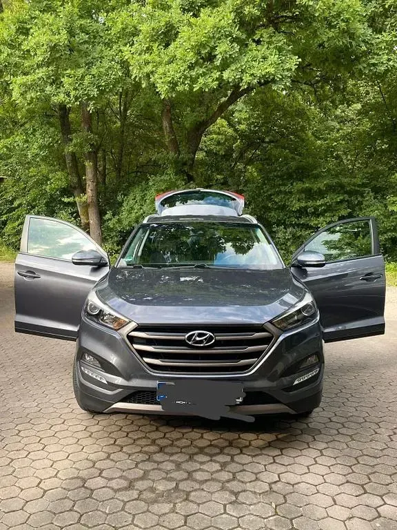 Gebraucht Hyundai Tucson Intro Edition 177 PS (130 kW) 2016 Grau SUV