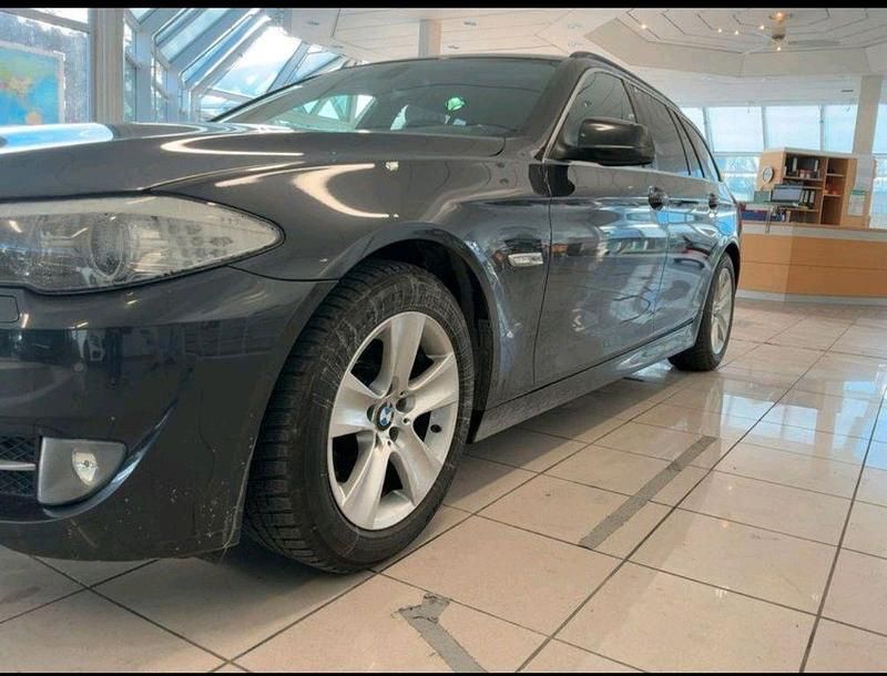 Gebraucht BMW 520 184 PS (135 kW) 2011 Grau Kombi