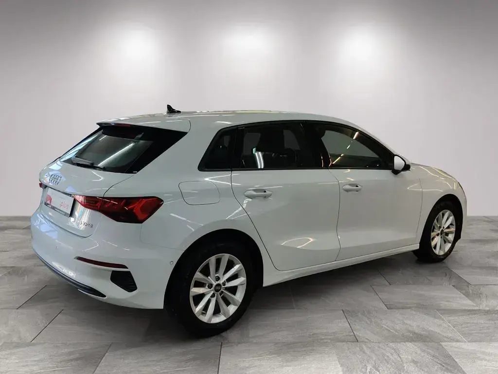 Gebraucht Audi A3 150 PS (110 kW) 2023 Gletscherweiß metallic Limousine