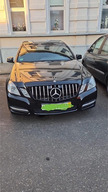Schwarz Gebraucht 2010 Mercedes E220 Limousine | 7.499 € (Superpreis) - Bild 1/4
