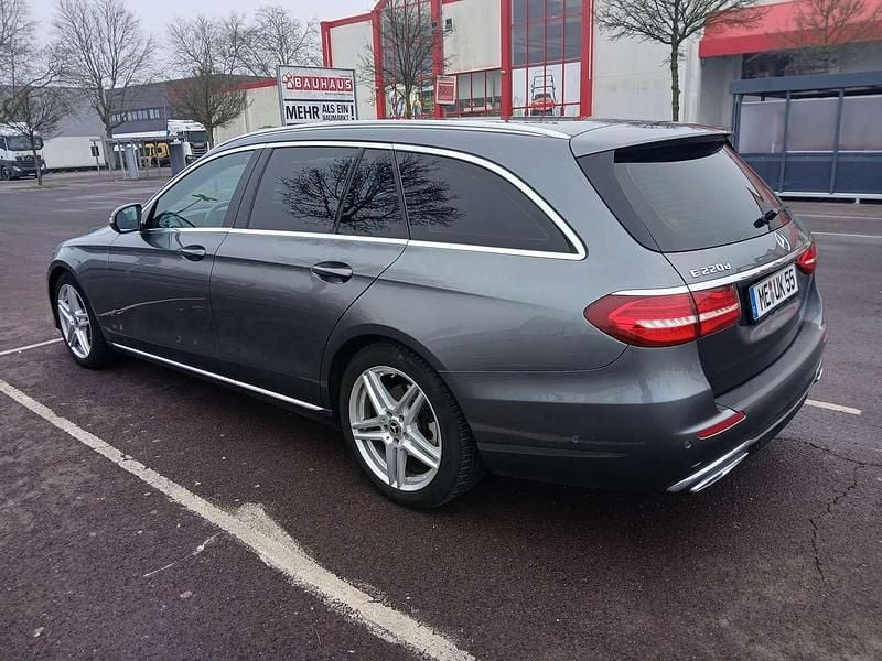 Grau Gebraucht 2019 Mercedes E220 Avantgarde Kombi | 25.900 € (Superpreis) - Bild 1/4