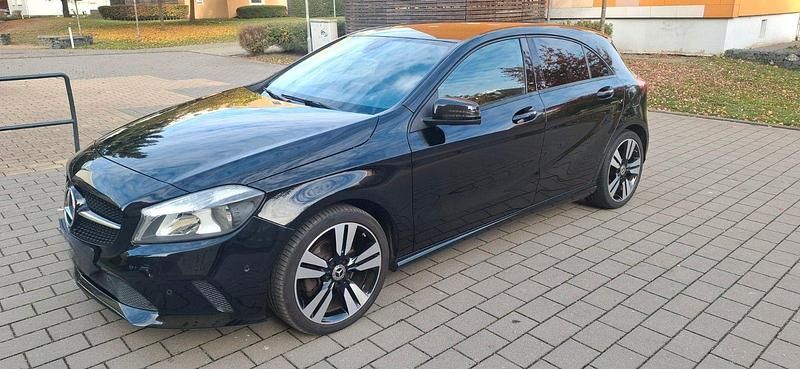 Gebraucht Mercedes A200 Urban 156 PS (114 kW) 2017 Schwarz Limousine