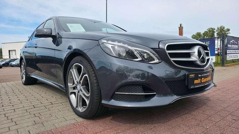 Grau Gebraucht 2013 Mercedes E300 Limousine | 17.900 € (Fairer Preis) - Bild 1/4