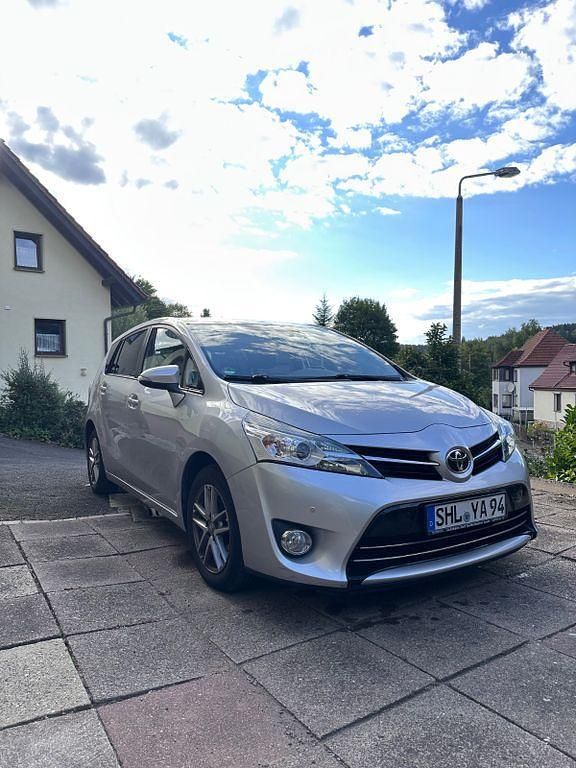 Grau Gebraucht 2016 Toyota Verso Skyview Edition Van / Kleinbus | 11.100 € (Fairer Preis) - Bild 1/4