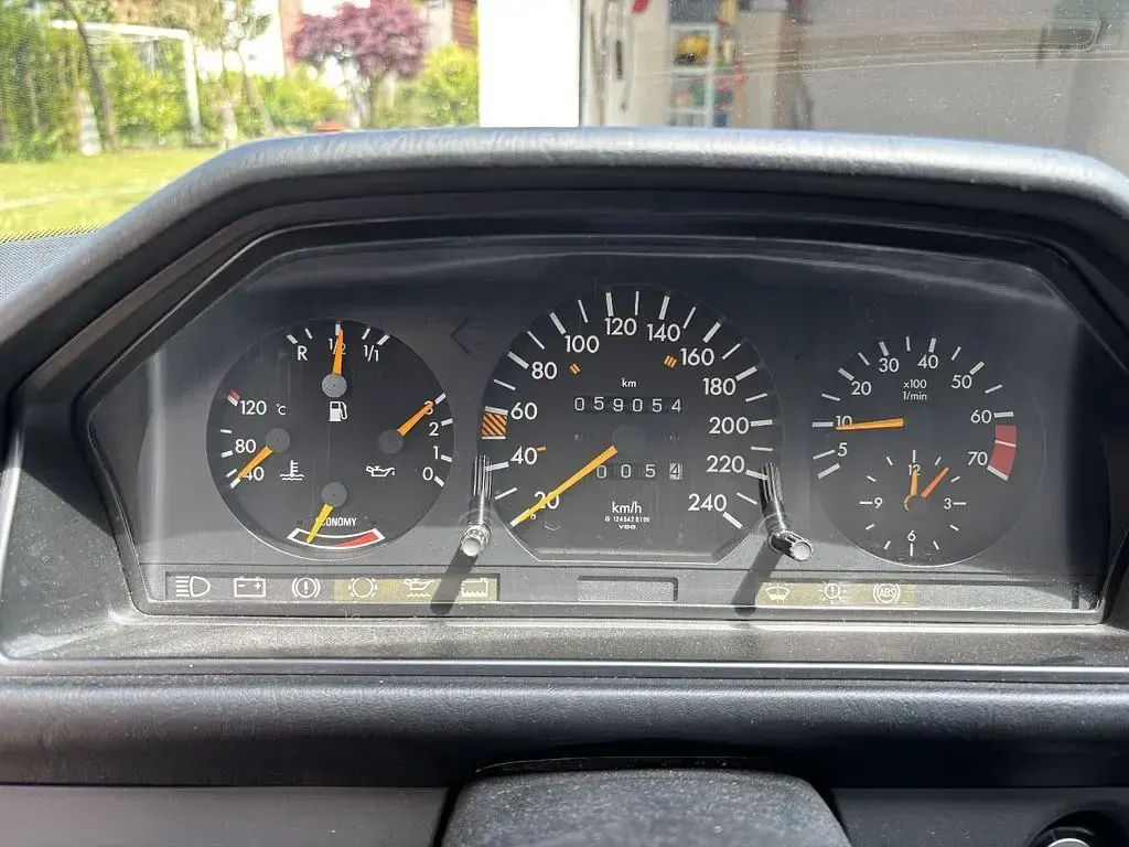 Gebraucht Mercedes E260 160 PS (117 kW) 1986 Weiß Limousine