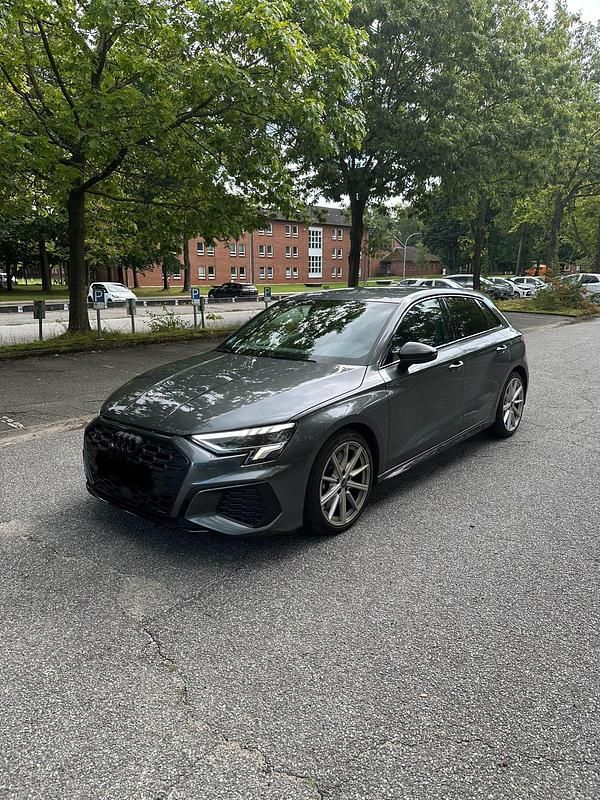 Grau Gebraucht 2021 Audi S3 Sportback Kombi | 32.500 € - Bild 1/4