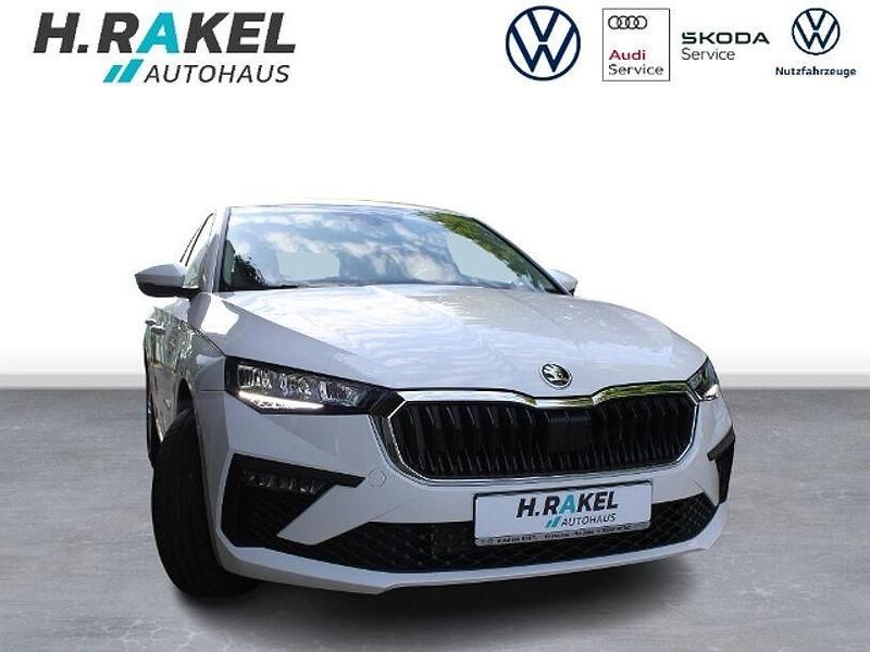 Weiss Gebraucht 2024 Skoda Scala Kleinwagen | 22.979 € (Fairer Preis) - Bild 1/4