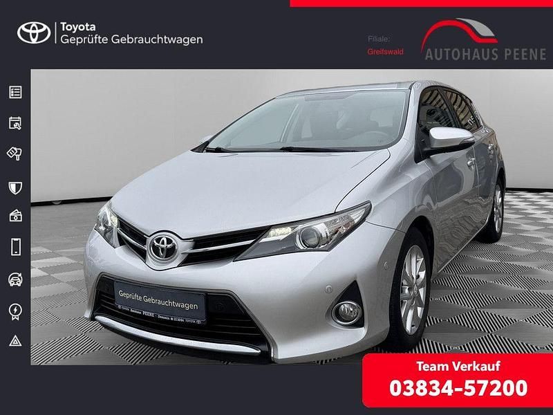 Platinsilber metallic Gebraucht 2012 Toyota Auris Edition Limousine | 9.665 € (Teuer) - Bild 1/4