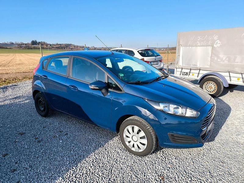 Gebraucht Ford Fiesta 65 PS (47 kW) 2014 Blau Kleinwagen