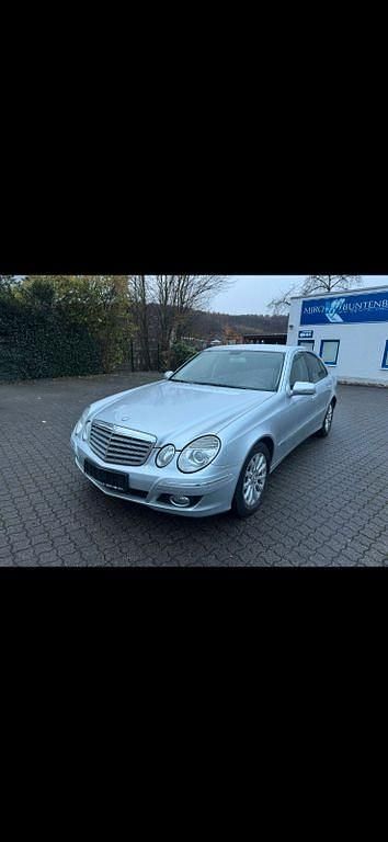 Silber Gebraucht 2007 Mercedes E200 Elegance Limousine | 3.950 € (Superpreis) - Bild 1/4