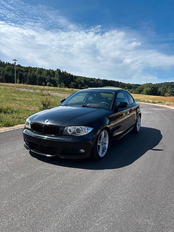 Schwarz Gebraucht 2011 BMW 120 Coupé Coupé | 7.499 € (Fairer Preis) - Bild 1/4