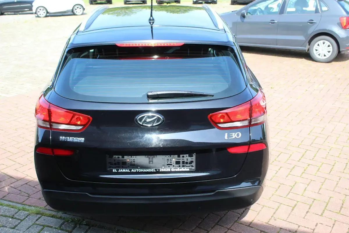 Gebraucht Hyundai i30 101 PS (74 kW) 2018 Schwarz Kombi